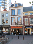 851075 Gezicht op de voorgevel van het pand Oudegracht 120 (Utrechtsche IJzerhandel W. Pijper BV) te Utrecht, met op de ...